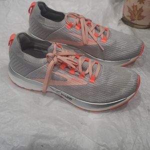 LAST DAY Brooks Sz 8.5 Ricochet sneakers